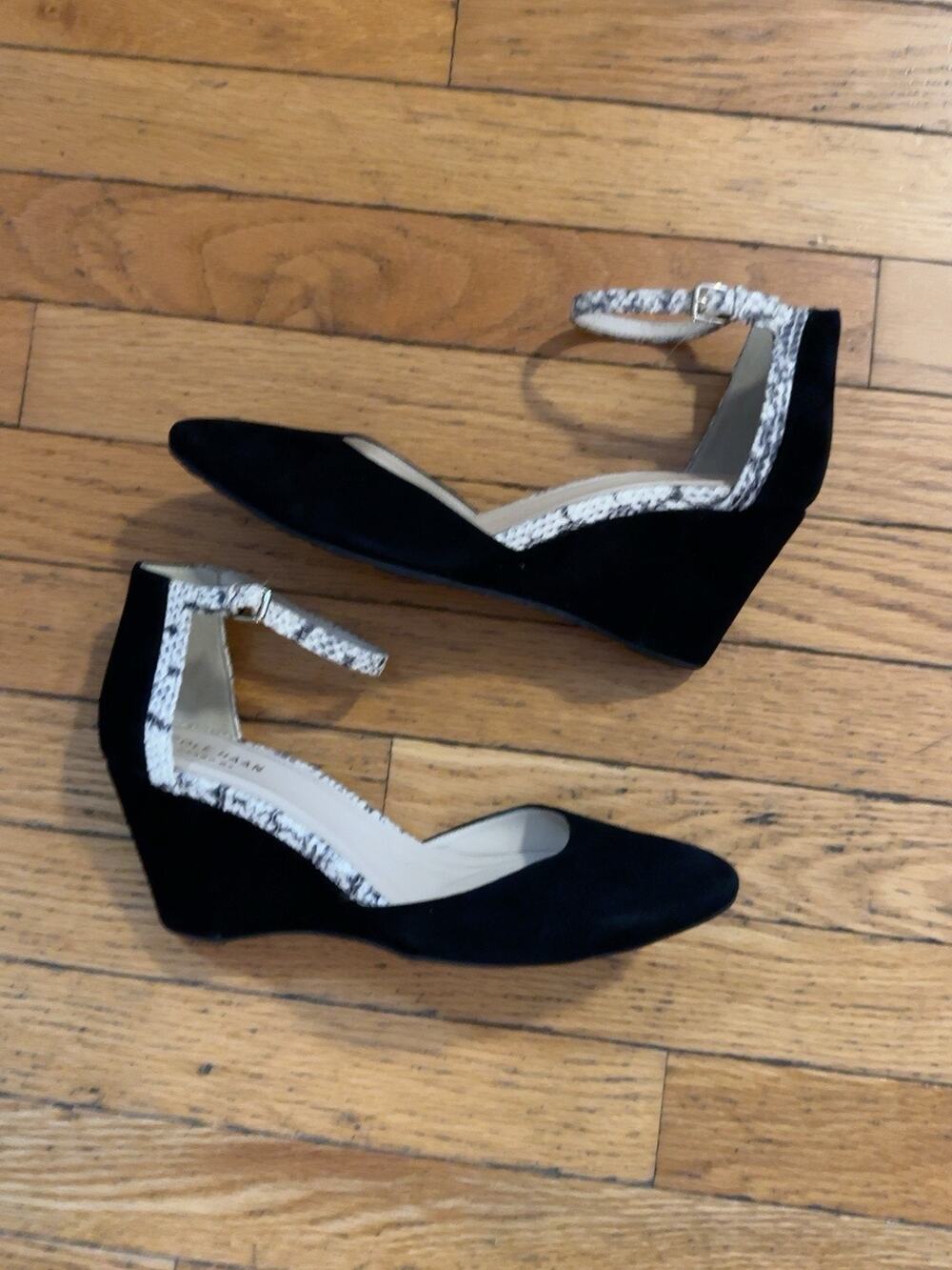 Cole Haan Grand.OS Womens 8 Black Suede Wedge Pumps Snake Print Ankle Strap